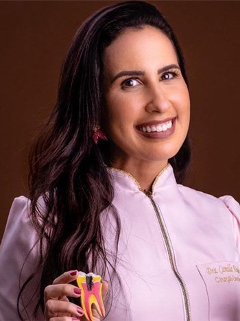 Dra. Camila Mendes, especialista em Endodontia, realizando tratamento de canal com tecnologia avançada em Itabuna