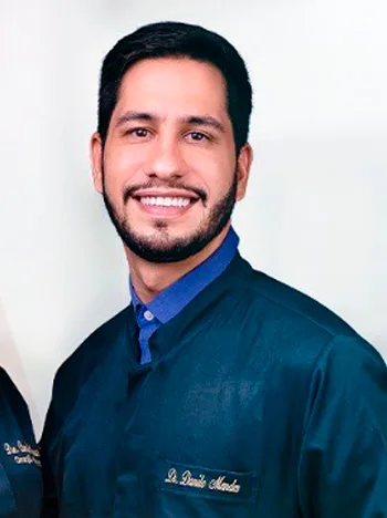 Dr. Danilo Mendes, Dentista em Itabuna, cuidando do seu sorriso com atenção e tecnologia.