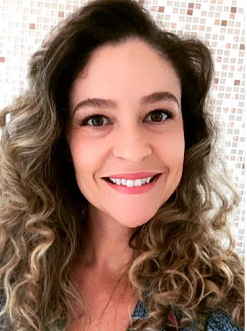 Dra. Caroline Cruz Pompa, especialista em Periodontia e Harmonização Facial em Itabuna.