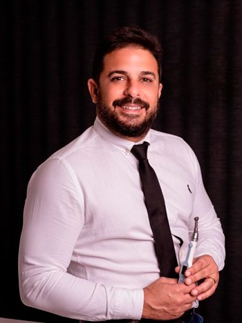 Dr. Gustavo Almeida, especialista em Endodontia, oferecendo tratamento de canal moderno e sem dor em Itabuna.