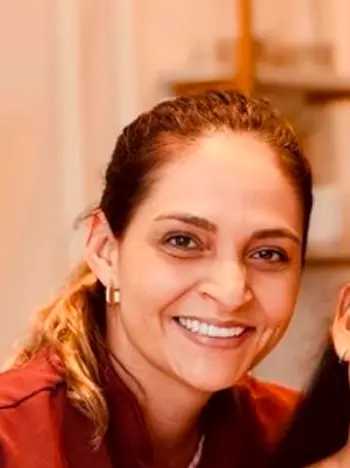 Dra. Danielle Oliveira Rocha, Ortodontista e Odontopediatra, atendendo crianças e adultos em Itabuna.