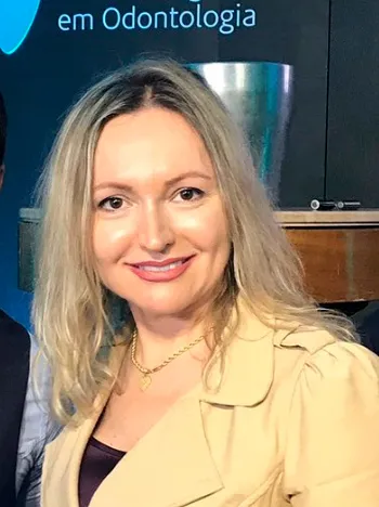 Dra. Elaine Oldenburg, dentista em Itabuna, especializada em estética dental, lentes de contato e implantes.