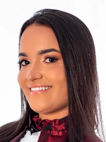 Dra. Ellen Prado, Dentista Clínica Geral em Itabuna, cuidando do seu sorriso com atenção e profissionalismo.