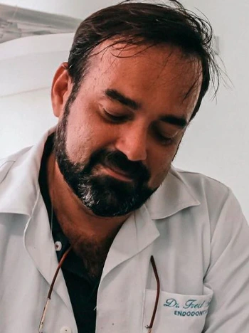 Dr. Frederico Smith, especialista em Prótese e Endodontia, oferecendo tratamentos completos para o seu sorriso em Itabuna.