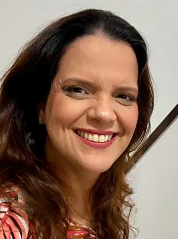 Dra. Erika Guanaes, ortodontista formada pela UFBA, atendendo em Itabuna.