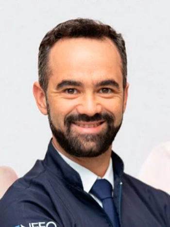Dr. João Leahy, especialista em Implantes Dentários, atendendo na Trialis Itabuna.