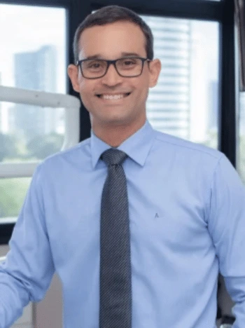 Dr. Lukas é um dentista renomado em Itabuna, com ampla experiência e comprometimento
