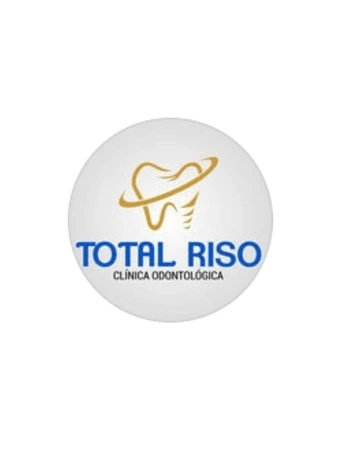 O ambiente transmite profissionalismo e cuidado, destacando a importância da saúde bucal. A expressão calma da dentista e a atmosfera organizada da clínica reforçam a confiança e o compromisso com o bem-estar dos pacientes.